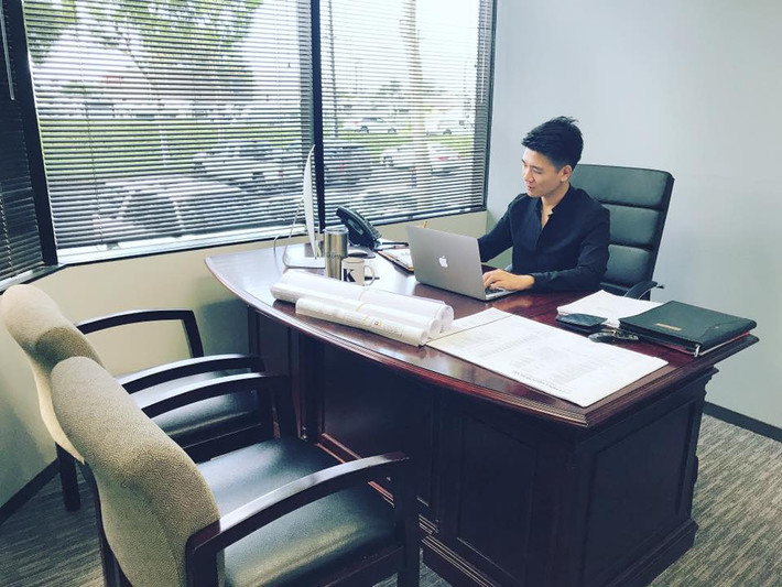 Học xong, về Việt Nam Đỗ Quang Vinh thường dùng đồ giảm giá. Hồi đó cứ đến mùa sale là chàng thiếu gia mua nhiều, có khi cả bộ trên người giá chưa đến 2 triệu đồng.