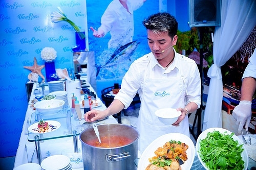 Không chỉ là ông hoàng trong làng nhạc Việt, Đàm Vĩnh Hưng còn "mát tay" trong lĩnh vực kinh doanh. Đầu tiên, anh sở hữu công ty về giải trí, tiếp sau đó là thương hiệu cháo ăn liền.