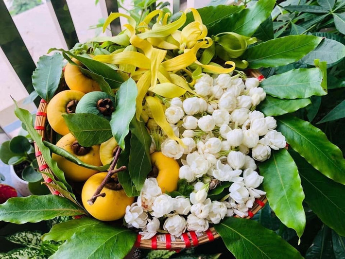 Mâm hoa gồm có quả thị được xếp cùng hoa nhài, hoàng lan, mẫu đơn, ngọc lan, hoa cau...Dù mức giá không hề rẻ nhưng khách muốn mua mẹt hoa cúng rằm tháng 7 đều phải đặt trước vài ngày vì cửa hàng không có nhiều. Ảnh: Vietnamnet