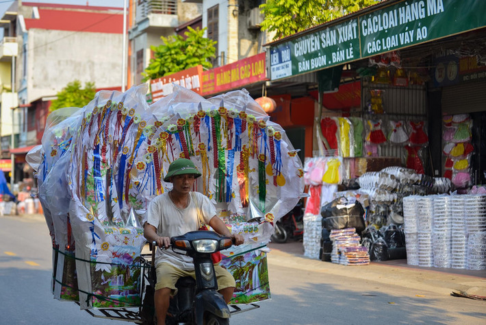 Ngoài hoa, vàng mã là mặt hàng không thể thiếu trong ngày lễ vu lan. Ảnh: Zing.