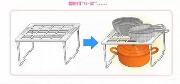 Đôi khi, một chiếc kệ nhỏ cũng giúp phòng bếp tiếp kiệm không gian hơn thay vì đặt trực tiếp đồ dùng lên mặt phẳng.