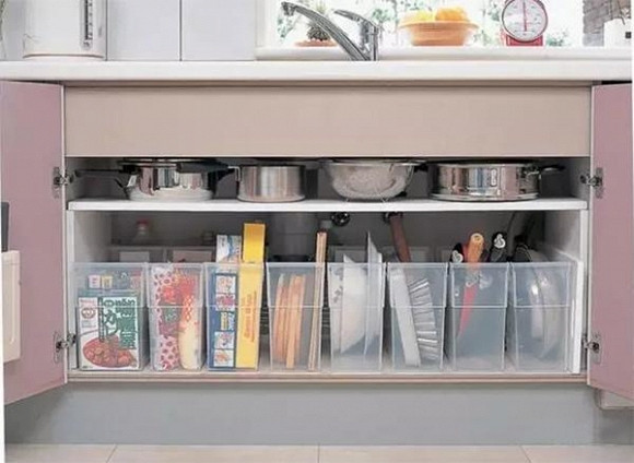 Thậm chí, những chiếc hộp nhựa cũng được sử dụng để phân loại các đồ dùng trong ngăn kéo.