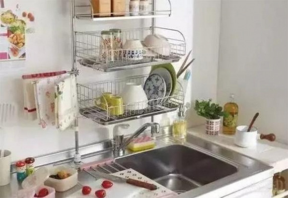 Ngay cả không gian nhỏ phía trên bồn rửa cũng được tận dụng để làm giá để bát đĩa khi vừa rửa xong.