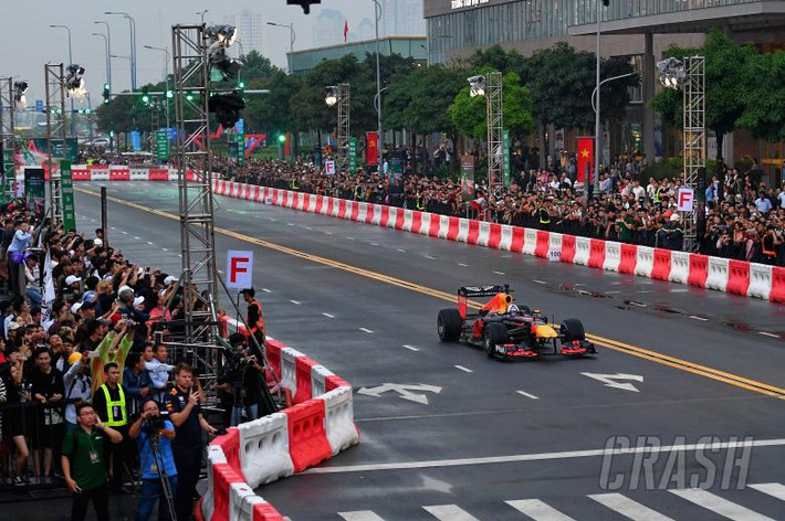Theo đó, vé F1 sẽ được chia làm 3 hạng: phổ thông, khán đài và doanh nghiệp. Vé phổ thông có giá 1,75 triệu, vé khán đài có giá từ 3,88 triệu đến 9,09 triệu.