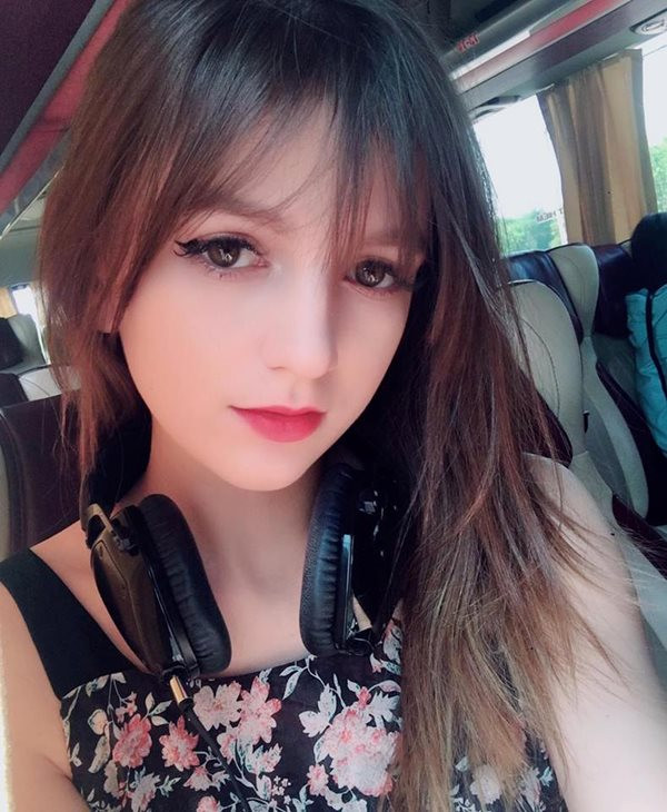 Đặc biệt, cô nàng còn khiến nhiều người không khỏi trầm trồ khi có khả năng nói 6 thứ tiếng . Ngoài ngôn ngữ mẹ đẻ, c9x có thể nói được 5 ngoại ngữ là tiếng Nga, Ba Lan, Đức, Anh và một chút tiếng Việt.