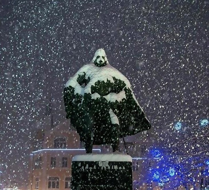 5. Bức tượng ở Ba Lan được bao phủ trong tuyết, khiến nó có hình dáng giống như Darth Vader.