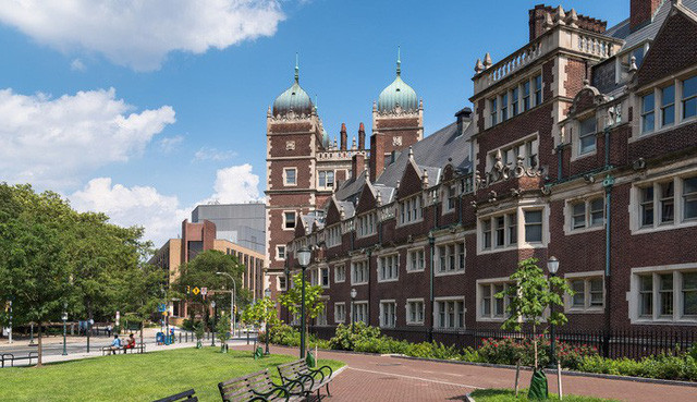Đại học Pennsylvania là viện đại học tư thục ở thành phố Philadelphia, thuộc bang Pennsylvania, Mỹ. Tổng số cựu sinh viên siêu giàu ước tính 5.575 với tổng tài sản 1.800 tỷ USD.