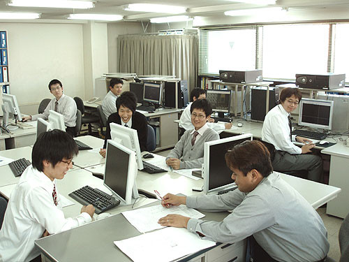 Nhiều người làm việc đến kiệt sức, thậm chí dẫn đến tử vong.