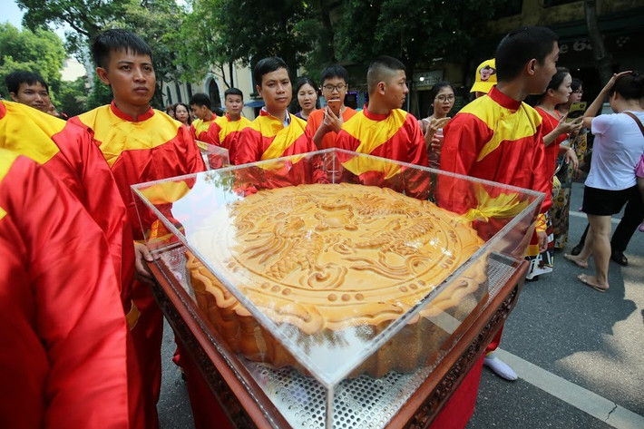 Cả hai chiếc bánh nướng và bánh dẻo đều có đường kính 95cm, chều cao hơn 20cm và nặng tới 150kg/chiếc. Ảnh: Lao động.