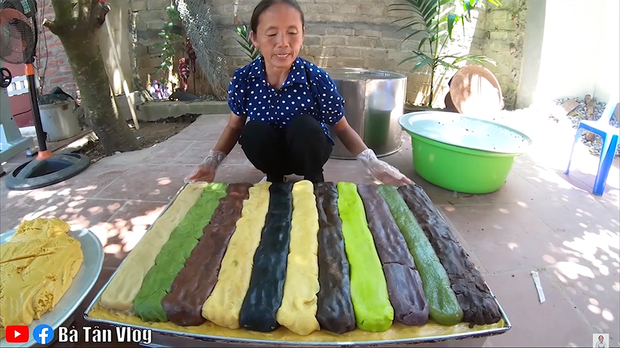 Chiếc bánh siêu to của bà Tân Vlog có tới 11 loại nhân gồm: đậu xanh, trà xanh, đậu đỏ, sầu riêng, mè đen, sen, cà phê, cốm, khoai môn, dưa lưới, socola. Ảnh: Ba Tan Vlog.