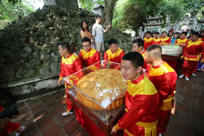 Sáng 24/8 vừa qua, trước tượng đài Lý Thái Tổ và đường đi bộ Hồ Gươm đã diễn ra lễ rước cặp bánh Trung thu khổng lồ. Ảnh: Lao động.