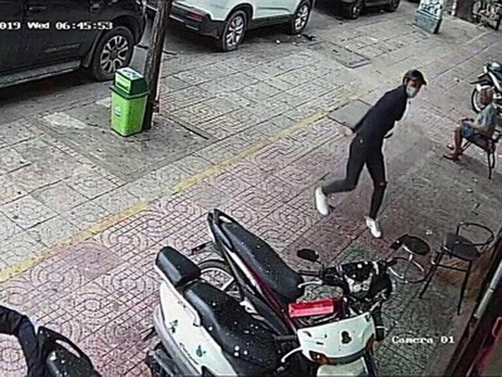 Sự việc khiến gia đình ông Linh sống trong sợ hãi, không dám ra đường; khách cũng vắng dần ảnh hưởng nghiêm trọng đến việc kinh doanh. Ảnh: Plo.