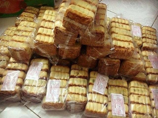 Dù được người bán hàng quảng cáo rất hoa mĩ nhưng nhiều khách hàng cũng không khỏi băn khoăn về chất lượng của bánh nướng này. Ảnh: Facebook.