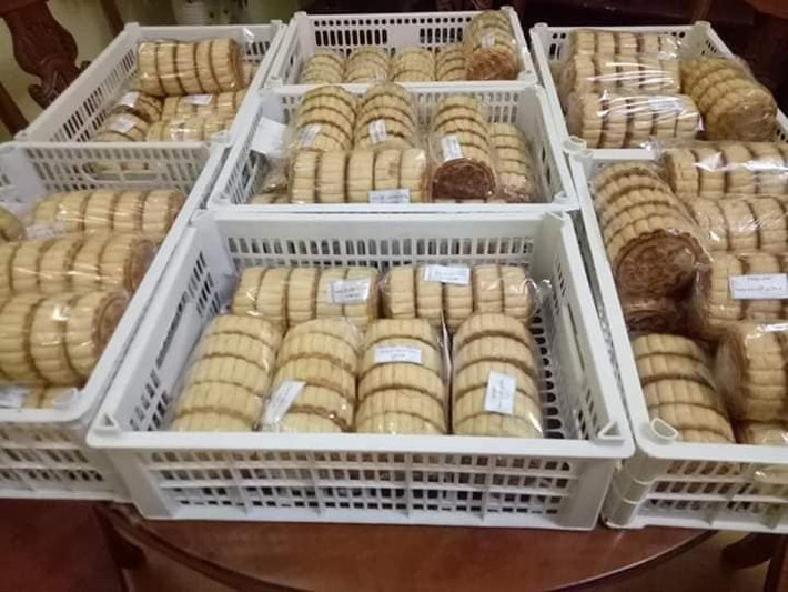 Cứ 5 chiếc bánh nướng được đóng gói chung vào một túi nilon, bên trong có mẩu giấy nhỏ ghi rõ địa chỉ sản xuất. Ảnh: Facebook.