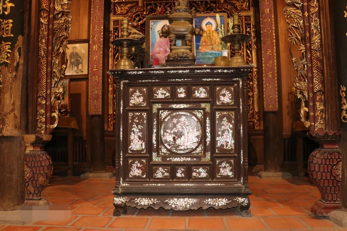 Tủ thờ được giữ nguyên bản từ xưa tại gian thờ chính. Ảnh: TTXVN
