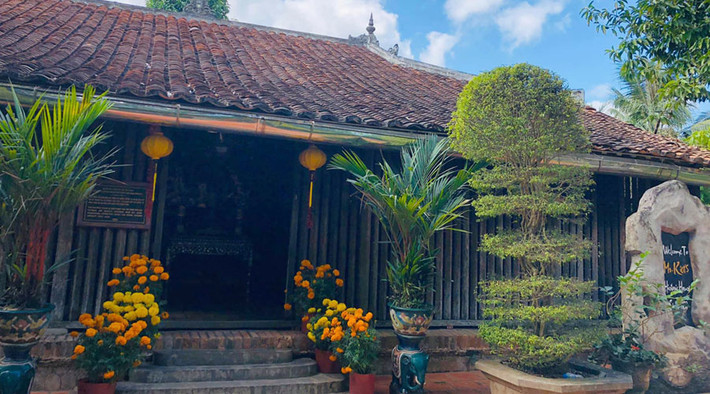 Căn nhà có diện tích 1.000m2, được xây dựng vào khoảng năm 1838 với lối kiến trúc kiểu chữ Đinh gồm 3 gian, 2 chái. Ảnh: Kiethouse