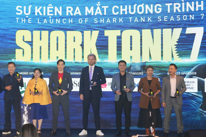 Shark Tank Việt Nam chính thức quay trở lại mùa 7 với 42 thương vụ hấp dẫn. Ngoài 3 vị "cá mập" quen thuộc của chương trình, Shark Tank mùa 7 còn chào đón 4 vị shark mới sở hữu sự nghiệp ấn tượng và học vấn khủng. Ảnh: Shark Tank