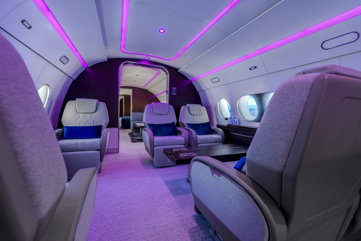 Theo CNN, với giá thuê khoảng 400 triệu đồng/giờ tưởng như quá xa xỉ, nhưng với giới siêu giàu, đây lại là mức giá rẻ hơn nhiều so với việc tự sắm một chiếc ACJ TwoTwenty trị giá 100 triệu USD (hơn 2.500 tỷ đồng). Ảnh: CNN