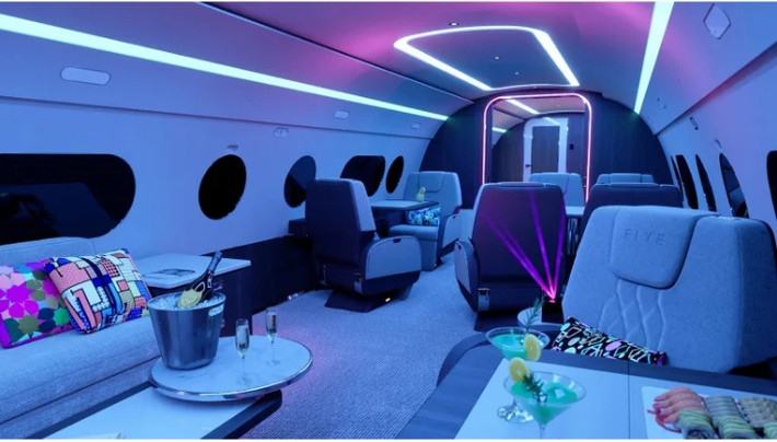 Nguyên gốc 9H-FIVE là dòng ACJ TwoTwenty, sản phẩm máy bay thương gia mới nhất do Airbus hợp tác với Comlux sản xuất. Tuy nhiên, khác với những chuyên cơ doanh nhân thông thường, máy bay 9H-FIVE chủ yếu tập trung vào trải nghiệm vui vẻ, tiệc tùng. Ảnh: CNN