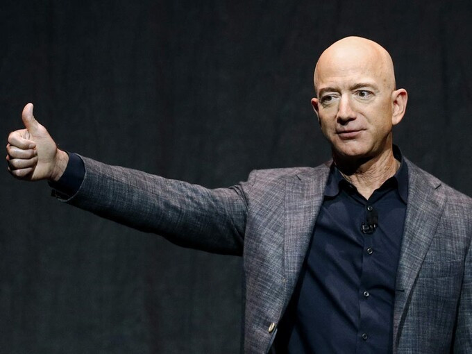 Người kiếm nhiều tiền thứ 2 chỉ sau Mark Zuckerberg dù đã 60 tuổi và đã tuyên bố nghỉ hưu, là nhà sáng lập Amazon Jeff Bezos. Ảnh: CNBC