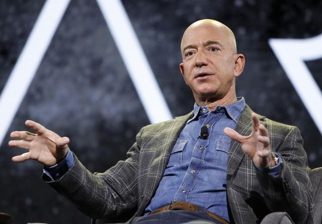 Theo Forbes, Jeff Bezos thành lập gã khổng lồ thương mại điện tử Amazon vào năm 1994 tại gara ô tô của mình ở Seattle. Ảnh: Getty