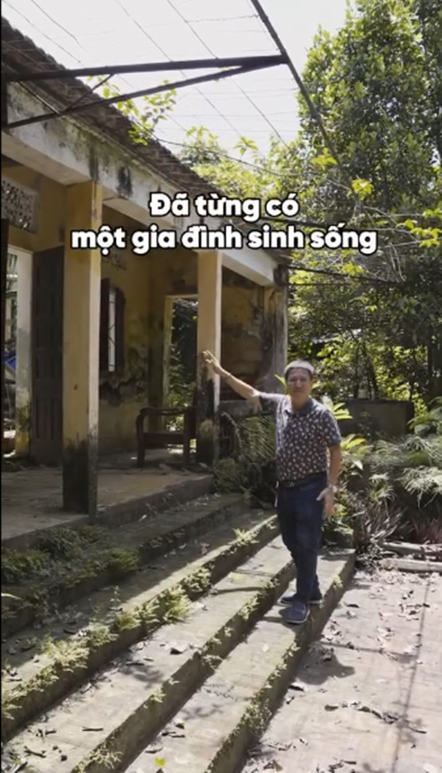 Mới đây, NSƯT Chí Trung đăng tải video về thăm nhà cũ ở Hòa Bình sau 15 năm. Ngôi nhà là nơi gia đình nam nghệ sĩ sinh sống trước đây, từng nổi tiếng với tên gọi "Chí Trung gia trang". Ảnh: chụp màn hình