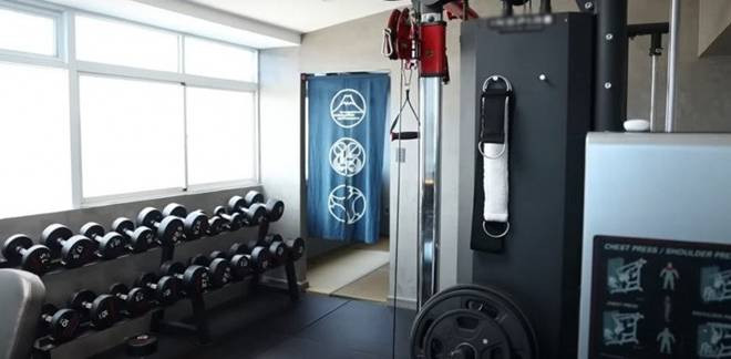 Nam ca sĩ có cả phòng tập gym rộng lớn bên trong nhà.