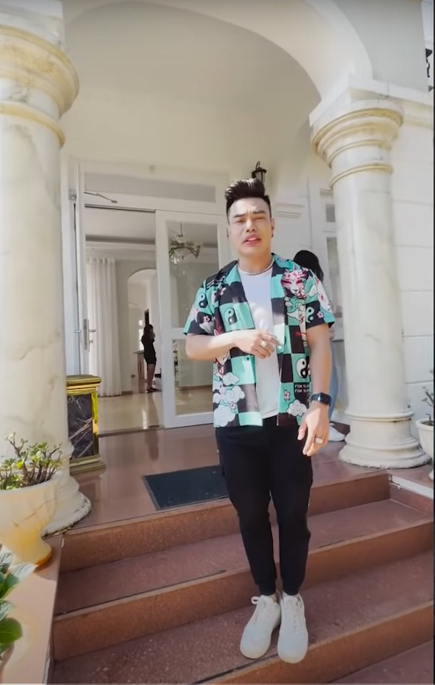 Biệt thự gồm 1 trệt 2 lầu bắt mắt và được cho là có giá trị lên đến hàng chục tỷ đồng. Ảnh: chụp màn hình