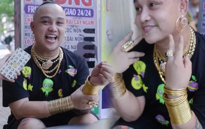 Cách đây không lâu, trang Odditycentral đăng tải bài viết về sở thích " dát vàng" trên người của một chủ quán ở TP HCM. Đó anh Đỗ Ngọc Thuận (còn gọi "Bảy Bóng"). Ảnh: Odditycentral