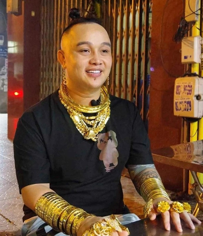 Khi mở quán lẩu và tiệm bán đồ ăn vặt ở TP HCM, với số vàng "khủng" đeo trên người và mạng xã hội phát triển, anh "Bảy Bóng" được chú ý nhiều hơn. Ảnh: Odditycentral
