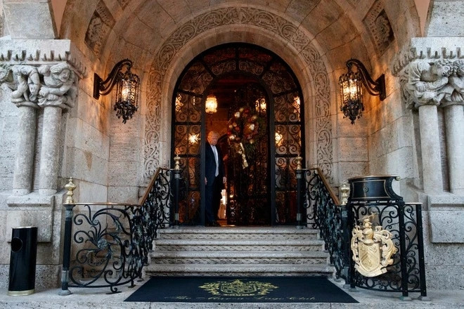 Mái hiên dẫn vào tòa nhà chính đặc trưng với điểm nhấn kiến trúc Gothic. Ảnh: Palmbeachpost