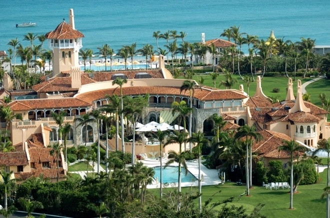 Khu đất rộng hơn 15 ha, gồm 128 phòng ốc. Nơi này được ông Trump mua vào năm 1985 với giá 10 triệu USD. Ảnh: Getty