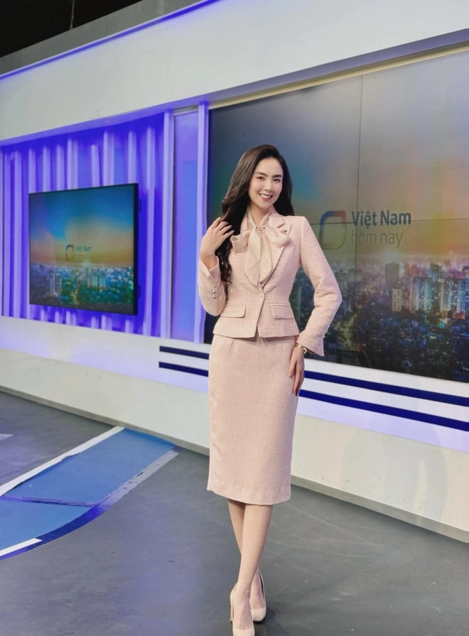 Năm 2016, Mai Ngọc được trao giải "MC đẹp nhất VTV" khi tham dự cuộc thi "Vẻ đẹp VTV". Nữ MC sở hữu nhan sắc xinh đẹp, thanh lịch cùng chiều cao 1m72 và vóc dáng cân đối. Ảnh: Đời sống pháp luật