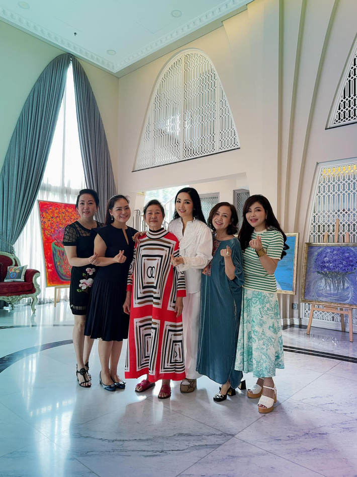 Biệt thự của Hoa hậu Giáng My gồm 4 tầng lầu với điểm nhấn là khu đại sảnh có sức chứa lên đến 200 người.