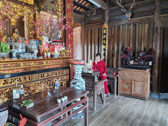 Cách bài trí truyền thống vẫn được duy trì, có đủ phản, sập gụ, bàn ghế tràng kỷ. Ảnh: Người đưa tin