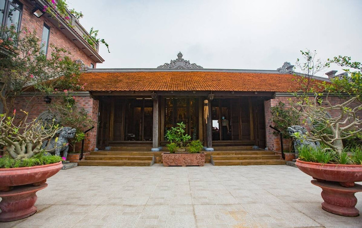 Bên cạnh đó, gia đình còn bổ sung một vài chi tiết trong thiết kế như sàn gỗ, nhà vệ sinh khép kín, cửa sổ bằng kính... để phù hợp với lối sống hiện đại. Ảnh: Vietnamnet