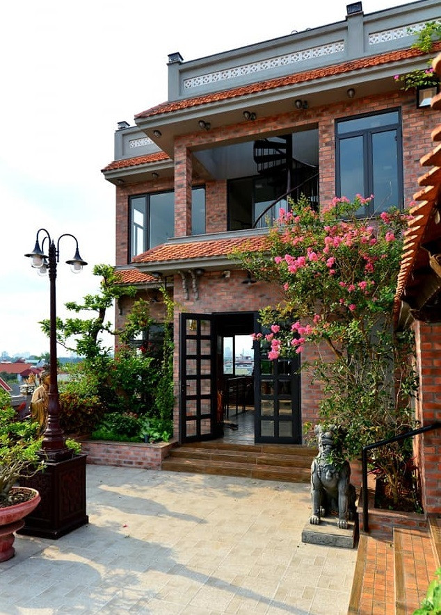 Vợ chồng chị Liên mong muốn căn biệt thự 5 tầng sẽ là sự pha trộn giữa phong cách cổ kính và hiện đại. Theo đó, tầng 1 để tiếp khách, tầng lửng làm phòng treo tranh, bảo tàng điêu khắc của gia đình. Ảnh: Vietnamnet