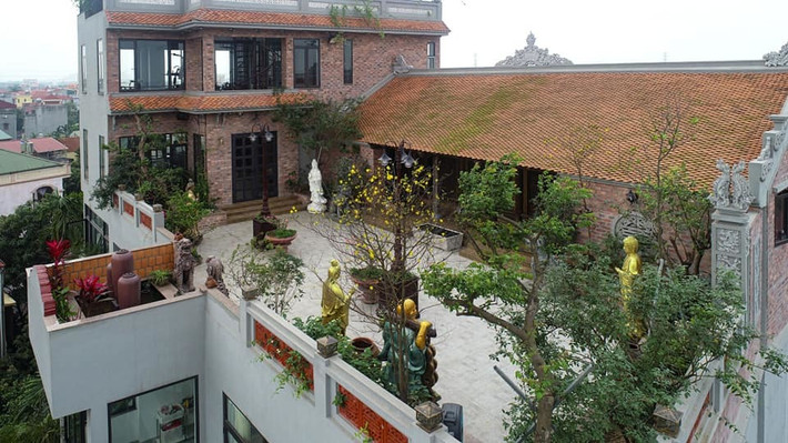 Tầng 2 là phòng trưng bày các sản phẩm điêu khắc của công ty sản xuất. Tầng 3 là phòng sinh hoạt của gia đình. Tầng 4 là không gian nhà thờ cổ và nơi ông bà ở. Ảnh: Người đưa tin