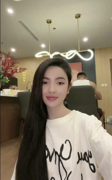 Tại khu vực bàn ăn, nam cầu thủ tạo điểm nhấn với dàn đèn led xoắn hiện đại kiểu Bắc Âu thả ngang, tạo nên không gian lãng mạn.