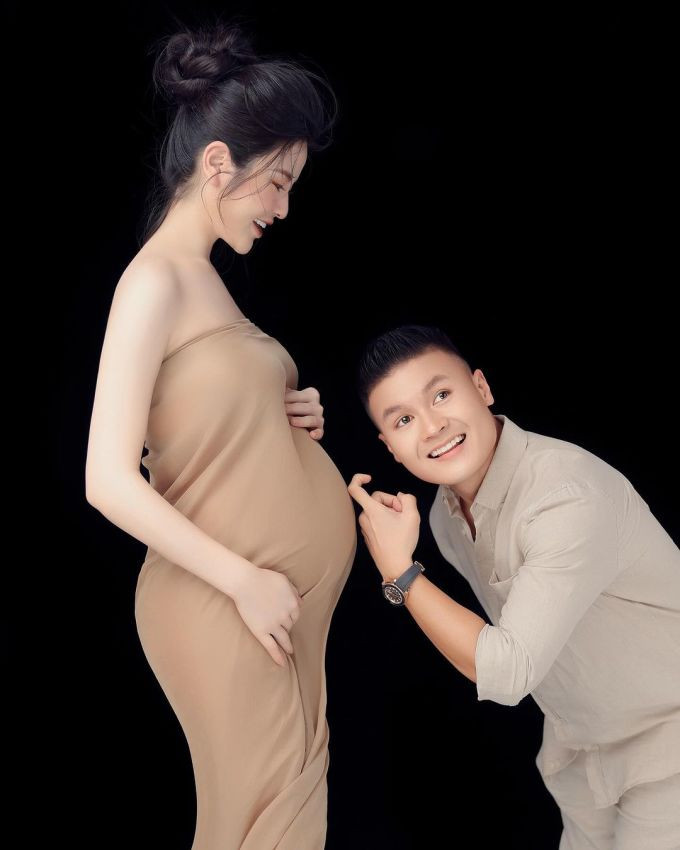 Quang Hải và Chu Thanh Huyền làm lễ ăn hỏi ngày 1/1. Ngày 28/3, cặp đôi tổ chức hôn lễ ở quê Quang Hải tại xã Xuân Nộn, huyện Đông Anh, Hà Nội.