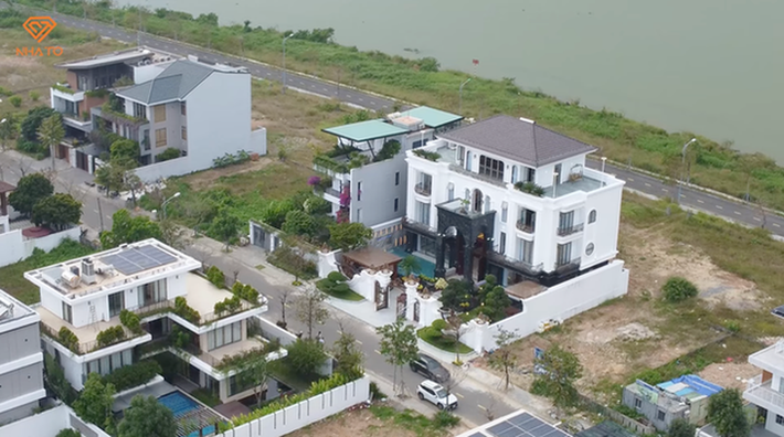 Căn biệt thự 4 tầng có tổng diện tích đất 700m2, có view sông Hàn cực đắt giá.