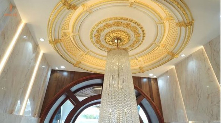 Không gian thông tầng kết hợp đèn chùm lớn bằng pha lê, mạ vàng 24K và nặng vài tấn.