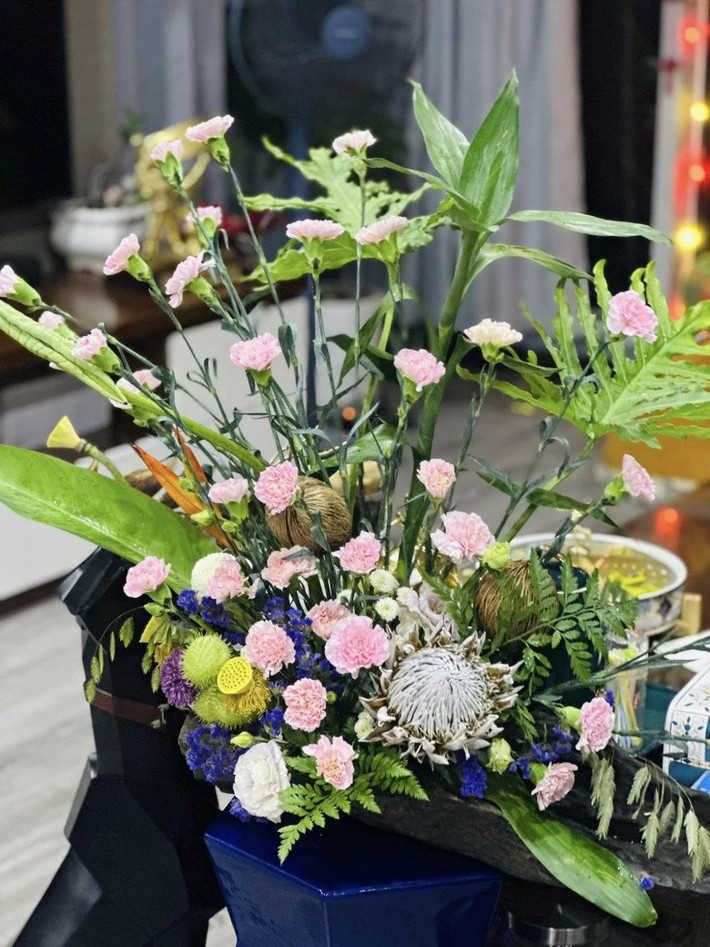 MC Hoàng Trang trang trí không gian sống ngập tràn hoa lá.