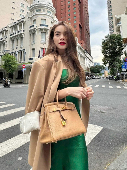 Không những vậy, Hồ Ngọc Hà còn sở hữu nhiều phụ kiện đến từ các thương hiệu lớn trên thế giới. Ảnh: Ngoisao