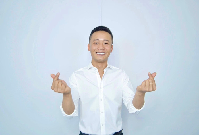 Quang Linh Vlogs là một trong những YouTuber nhận được nhiều sự yêu mến của giới trẻ. Từ chàng trai đi xuất khẩu lao động tại Angola, Quang Linh Vlogs đã gây dựng cơ ngơi khiến nhiều người ngưỡng mộ.