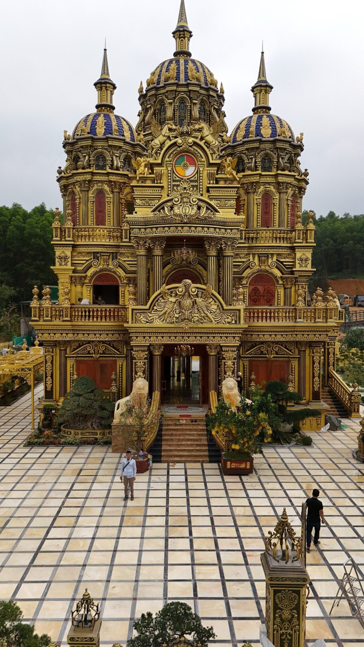 Biệt thự dát vàng là một trong những thú chơi được nhiều đại gia Việt ưa chuộng. Trong đó, phải kể đến tòa lâu đài 100 tỷ của anh Nguyễn Vĩnh Thoan ở Yên Thành, Nghệ An. Ảnh: FBNV