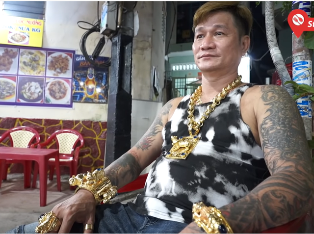 Ông chủ quán ốc đeo 116 cây vàng đón khách từng gây sốt cộng đồng mạng. Ảnh: Vietnamnet