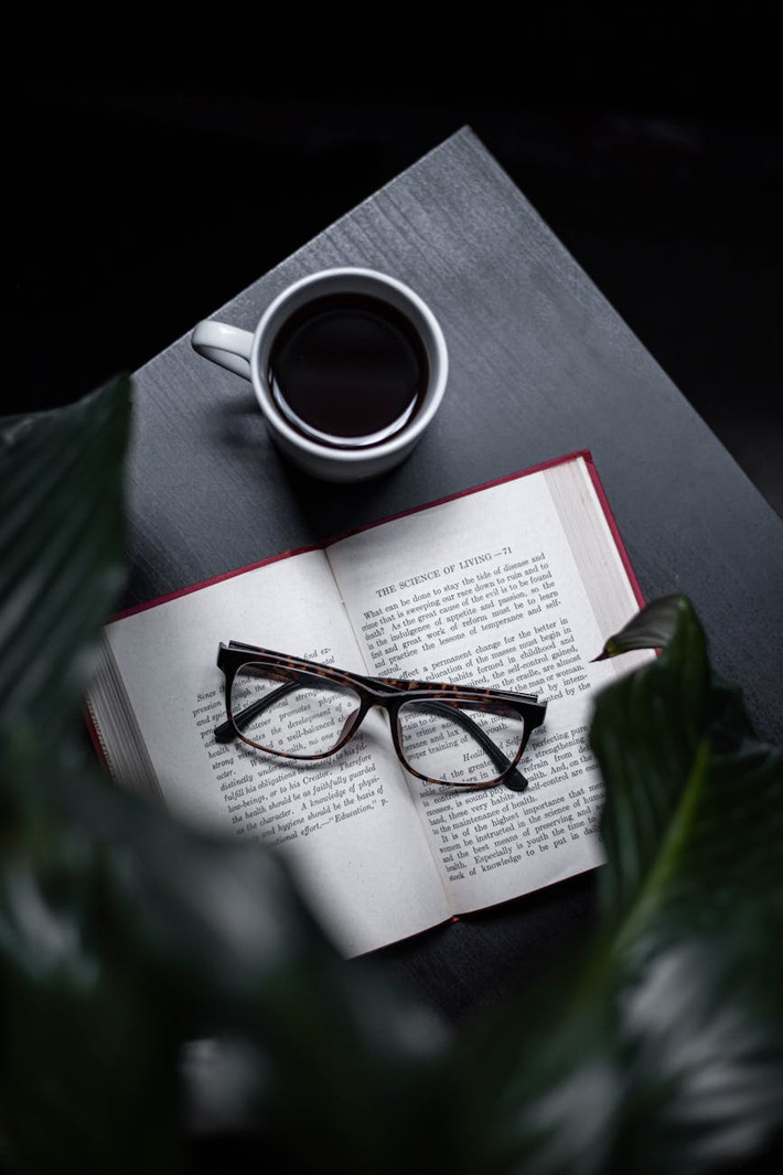 Các tỷ phú có cơn khát kiến thức không thể thỏa mãn. Tỷ phú Bill Gates dành thời gian để đọc sách, bài viết và báo cáo về nhiều chủ đề khác nhau. Việc học tập không ngừng giúp tỷ phú luôn đi đầu và đưa ra quyết định sáng suốt. Ảnh: Oziel Gómez