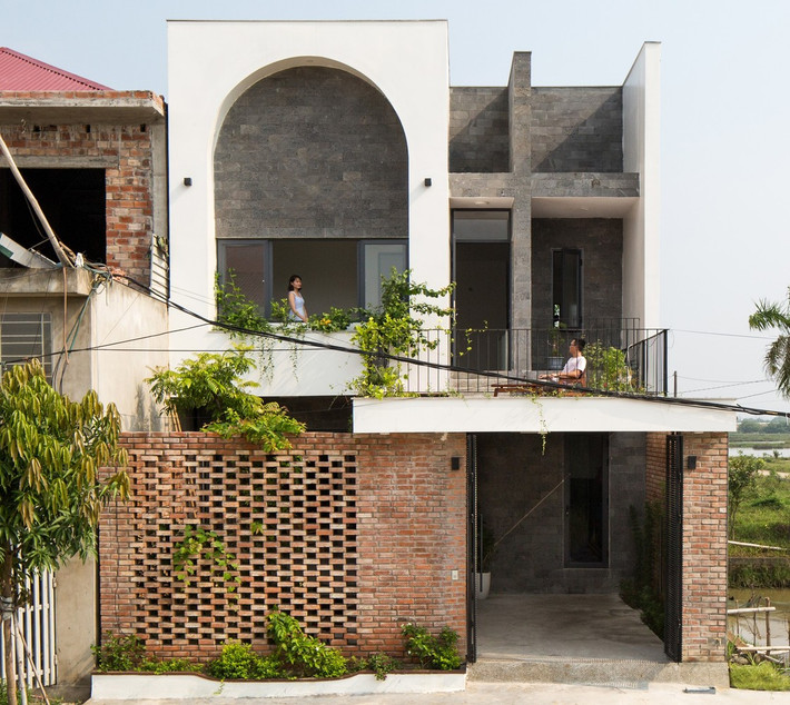 T House là dự án nhà ở tọa lạc tại khu dân cư mới của thành phố Hà Tĩnh. Đây là không gian sống bình yên cho cả gia đình đang sống trong sự hối hả, bận rộn của một thành phố mới, nơi không gian xanh đang dần mất đi. Ảnh: Hoàng Lê
