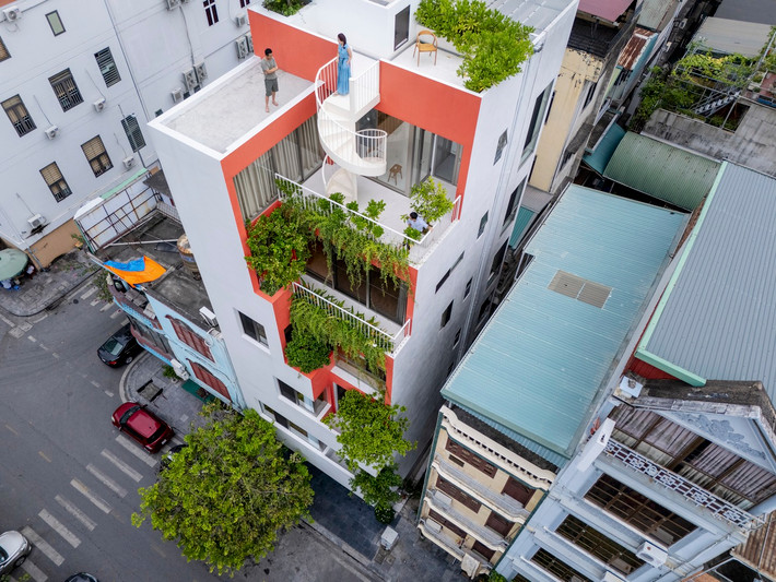 Nhận thấy góc phải của công trình hướng Đông Nam có điều kiện khí hậu và tầm nhìn tốt, kiến trúc sư đề xuất giải pháp kiến trúc, nhấn mạnh vị trí này bằng các hình khối tạo ra vùng đệm cho luồng không khí, mở rộng dần và hướng tầm nhìn từ trong phòng ra ngoài.